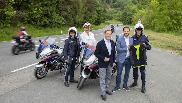 Airbag-Westen: Adolf Winkler, Christian Benger, Sebastian Schuschnig und zwei Motorradpolizisten (Bild: Büro LR Schuschnig)