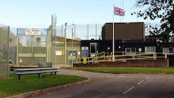 Das Huntercombe-Gefängnis in Nuffield ist speziell für ausländische Männer vorgesehen. (Bild: Steve Daniels / The entrance to HMP Huntercombe / CC BY-SA 2.0)