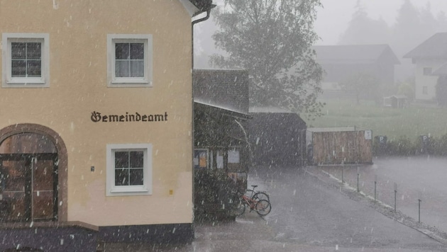 In einigen Teilen Tirols, so wie hier in Ehenbichl im Außerfern, hagelte es kräftig. (Bild: Rauth)