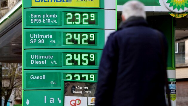 Benzin- und Dieselpreise im März bei einer Tankstelle in Frankreich (Bild: APA/AFP/Thomas COEX)