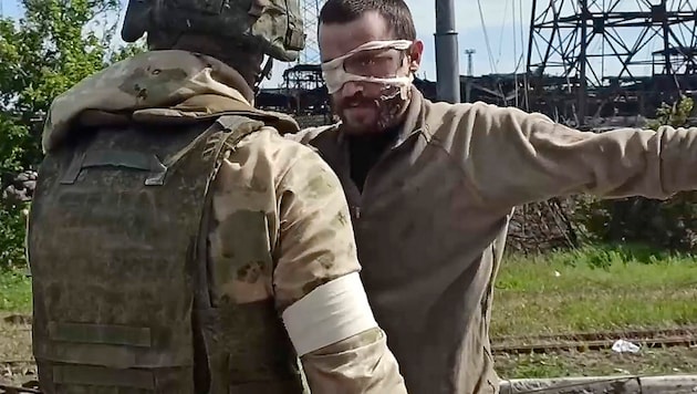 Ein ukrainischer Soldat, der sich den russischen Truppen in Mariupol ergeben hat (Bild: AP)