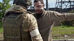 Ein ukrainischer Soldat, der sich den russischen Truppen in Mariupol ergeben hat (Bild: AP)