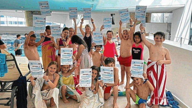 Nach bestandenem Schwimmkurs gibt es eine Urkunde (Bild: Land Kärnten)