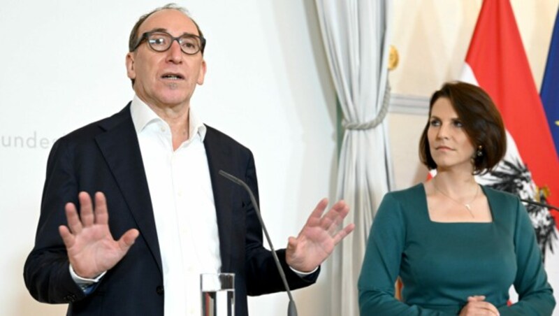 Gesundheitsminister Rauch und Kanzleramtsministerin Edtstadler (Bild: APA/Roland Schlager)