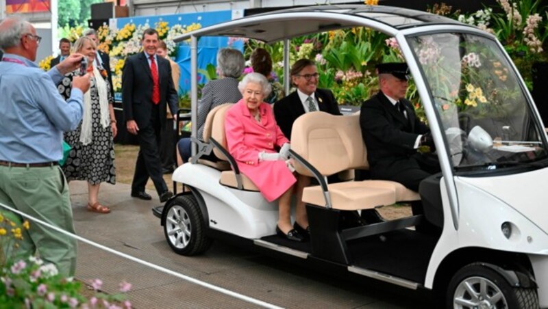 Queen Elizabeth lässt sich im „Queenmobil“ durch die Chelsea Flower Show fahren. (Bild: APA/Paul Grover/Pool photo via AP)