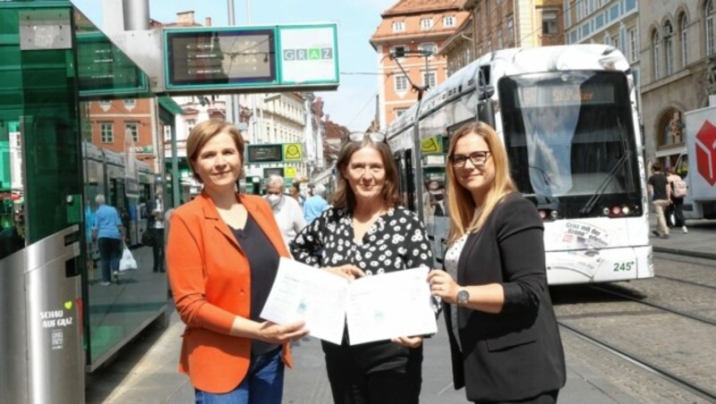 Die Weichen sind gestellt: Bürgermeisterin Elke Kahr (KPÖ), die Grüne Vizebürgermeisterin Judith Schwentner (li.) und Gemeinderätin Daniela Schlüsselberger von der SPÖ (re.) setzen auf einen S-Bahn-Tunnel. (Bild: Christian Jauschowetz)