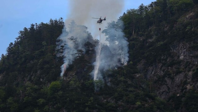 Helikopter sind beim Waldbrand in Grünau im Einsatz (Bild: laumat.at)