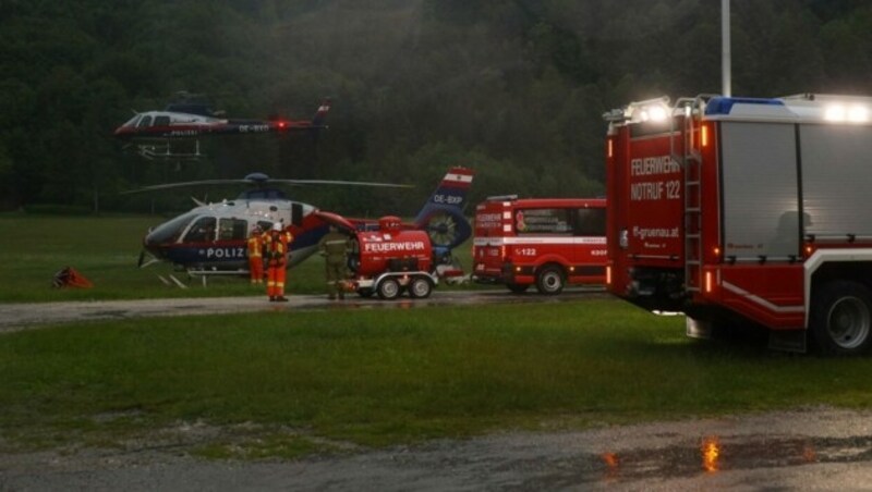 Ein Großaufgebot der Einsatzkräfte ist beim Waldbrand im Grünau im Einsatz (Bild: laumat.at)