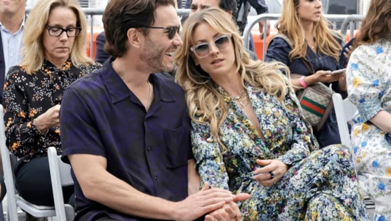 Tom Pelphrey und Kaley Cuoco bei der Ehrung von Greg Berlanti am Hollywood Walk of Fame (Bild: Kevin Winter/Getty Images/AFP)