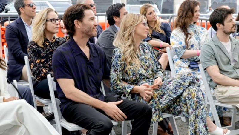 Tom Pelphrey und Kaley Cuoco beobachten Hand in Hand die Zeremonie für Greg Berlant am Hollywood Walk Of Fame (Bild: APA/Kevin Winter/Getty Images/AFP )