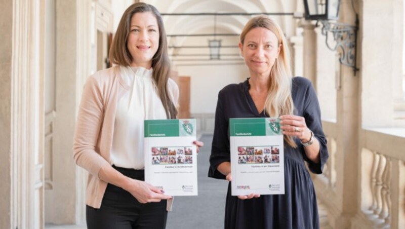 Andrea Koller, stellvertretende Leiterin der Bildungs-Fachabteilung, und Landesrätin Juliane Bogner-Strauß präsentierten den steirischen Familienbericht. (Bild: Land Steiermark/Binder)