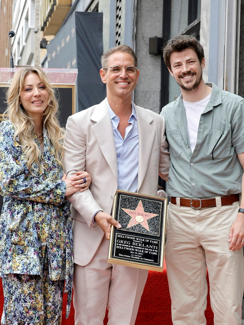 Kaley Cuoco, Greg Berlanti und Grant Gustin am Hollywood Walk of Fame (Bild: APA/Kevin Winter/Getty Images/AFP)