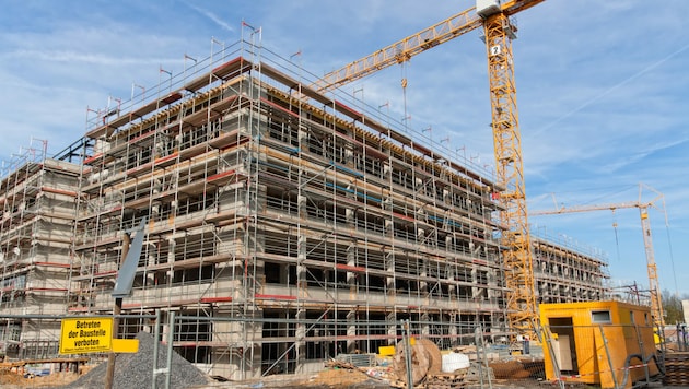 Die ansteigenden Rohstoffpreise, Lieferengpässe und der anhaltende Personalmangel stellt die Tiroler Baubranche vor große Herausforderungen. (Bild: Jakob Kamender - stock.adobe.com)