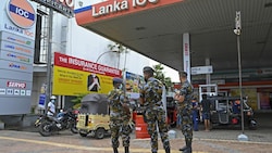 Soldaten bewachen die Tankstelle. (Bild: AFP)