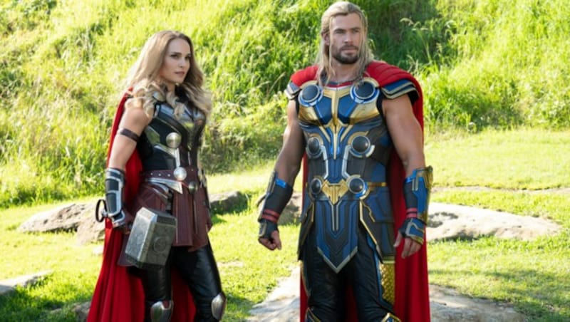 Natalie Portman als Mighty Thor und Chris Hemsworth als Thor (Bild: ©Marvel Studios 2022. All Rights Reserved.)