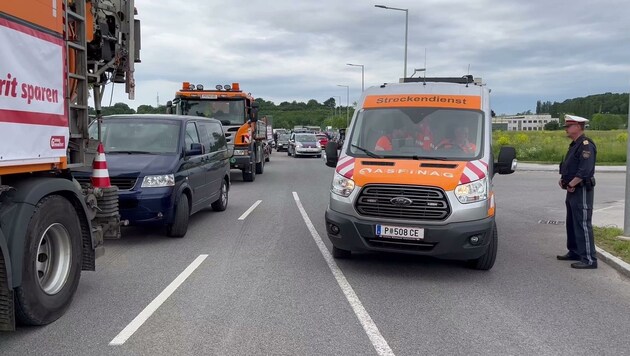 Tempo 100: Am Dienstag wurde der Verkehr auf der Autobahn in St. Pölten mit gemeinsamem „Langsamfahren“ ausgebremst. (Bild: Antal Imre)