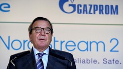 Schröder war schon Aufsichtsratsvorsitzender für die Nord Stream 2 AG, die die nun auf Eis gelegte Gas-Pipeline baute. (Bild: APA/AFP/ERIC PIERMONT)