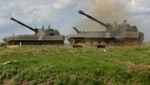 Panzerartillerie der Separatisten in Donezk feuert auf ukrainische Stellungen. (Bild: AP)