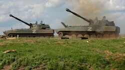Panzerartillerie der Separatisten in Donezk feuert auf ukrainische Stellungen. (Bild: AP)