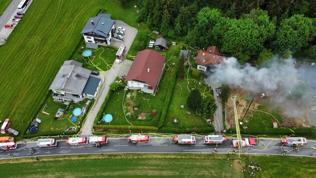 Das Haus wurde bei dem Feuer schwer beschädigt. (Bild: Matthias Lauber)