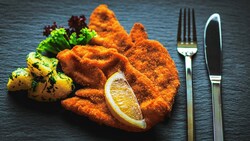 Der Klassiker der österreichischen Küche: das Wiener Schnitzerl (Bild: defpics - stock.adobe.com)