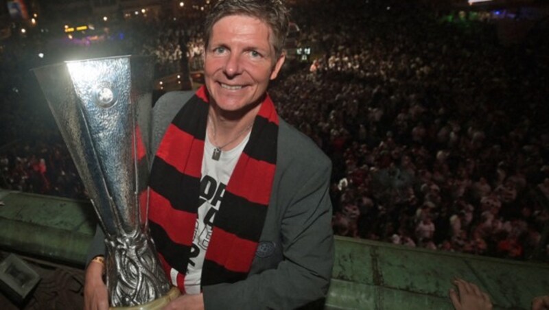 Eintracht-Frankfurt-Trainer Oliver Glasner mit der Europa-League-Trophäe (Bild: APA/AFP/POOL/Sebastian Gollnow)