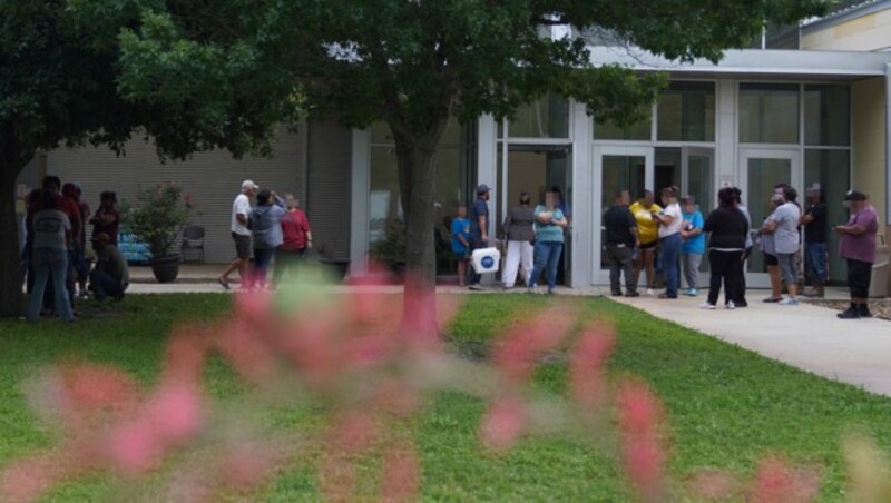 Familien versammeln sich in Trauer vor dem Willie de Leon Civic Center in Uvalde, wo Trauerberatung angeboten wird. (Bild: AFP or licensors, Krone KREATIV)