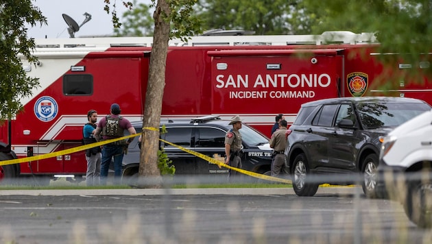 Einsatzkräfte vor der Robb Elementary School in Uvalde (Bild: Associated Press)