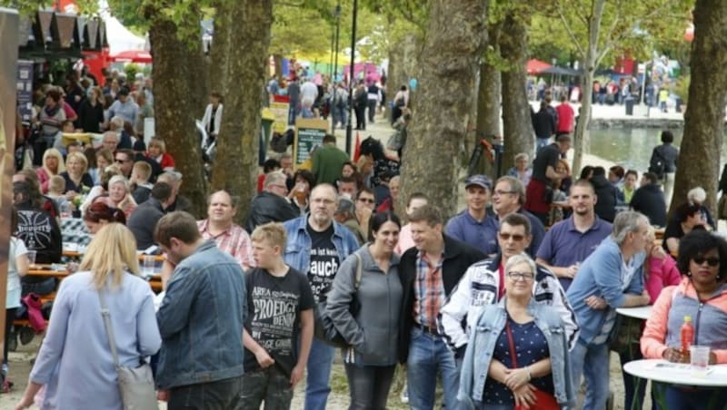 Hunderte Menschen zieht es im Sommer in die Wörthersee Ostbucht (Bild: Rojsek-Wiedergut Uta)