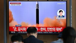 Nordkorea hat am Mittwoch die Tests ballistischer Raketen fortgesetzt und drei ballistische Flugkörper abgefeuert. (Bild: APA/AFP/Jung Yeon-je)