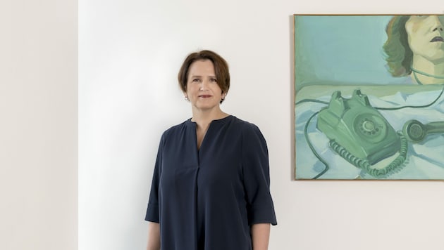 Lentos-Direktorin Hemma Schmutz - hier mit einem Gemälde von Maria Lassnig - wurde in ihrem Konzept bestätigt. (Bild: VIO WAKOLBINGER)