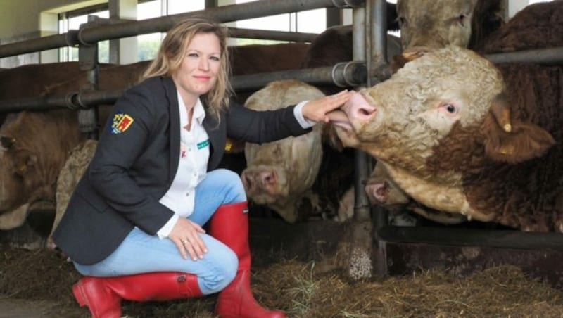 Naturschützerin Elisabeth Prochaska setzt jetzt alle ihre Hoffnungen auf den kleinen Feldhamster „Ferdl“. (Bild: Gabriele Moser)