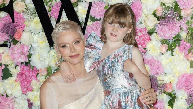 Fürstin Charlene mit ihrer Tochter Prinzessin Gabriella bei der Fashion-Week in Monte Carlo (Bild: www.PPS.at)
