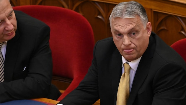Orban hat erst am Dienstag den Notstand in Ungarn verlängert. (Bild: AFP/Attila KISBENEDEK)