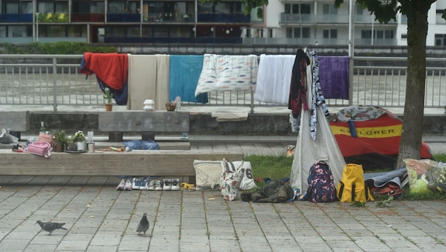 Seit Wochen hat sich eine 57-Jährige am Fischergriesplatz in Kufstein häuslich eingerichtet. „Entfernen“ kann man sie nicht, da es dafür keine rechtliche Handhabe gibt. (Bild: Hubert Berger)