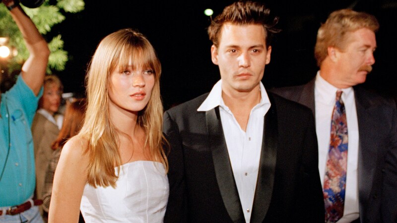 Model Kate Moss begleitete Johnny Depp 1995 zur Premiere seines Films „Don Juan DeMarco“. (Bild: APA/AP Photo/Rhonda Birnbaum)