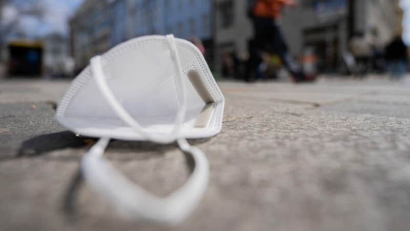 Die Maske hat mit 1. Juni fast überall ausgedient. (Bild: APA/GEORG HOCHMUTH)