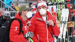 Max Franz und Ex-ÖSV-Sportdirektor Toni Giger im Gespräch während der Hahnenkammrennen 2022. (Bild: Sepp Pail)