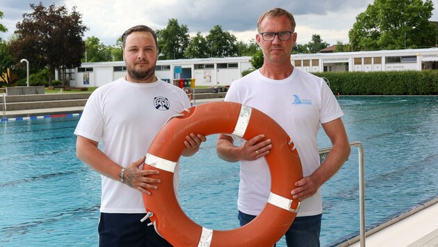 Die beiden Bademeister Helmut Assigal (45) und Philipp Koren (27) waren gleich zu Beginn der Saison gefordert. (Bild: Scharinger Daniel)