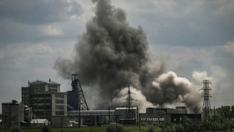 Eine Fabrik geht nach einem russischen Angriff im Donbass in Flammen auf. (Bild: AFP)