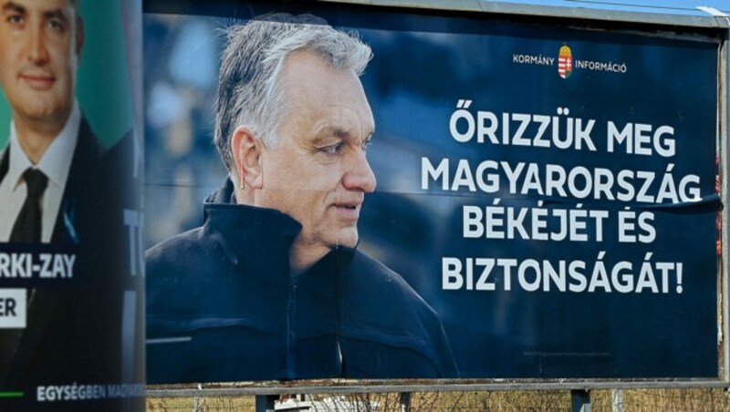 Orban plakatierte während eines früheren Wahlkampfs, dass er „den Frieden und die Sicherheit Ungarns“ bewahren wolle. (Bild: APA/AFP/ATTILA KISBENEDEK)