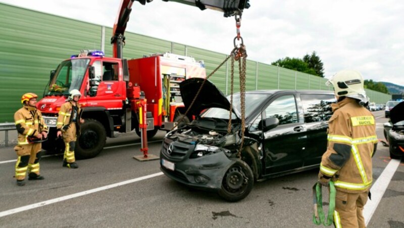 Neben der Feuerwehr Rankweil waren auch die Florianis aus Götzis an der Unfallstelle im Einsatz. (Bild: Mathis Fotografie)