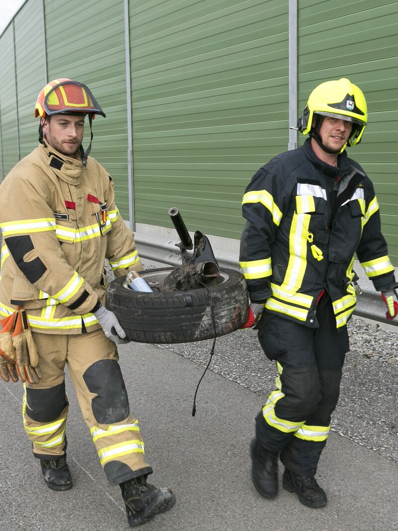 Das abgerissene Rad wurde von der Feuerwehr gesichert. (Bild: Mathis Fotografie)