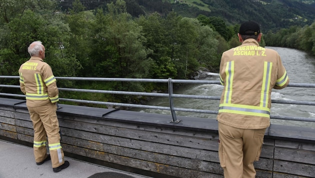 Im Zillertal suchten Feuerwehrleute nach verschwundenen Tieren. (Bild: zoom.tirol)