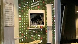 Der Tatort am Gampriner Gemeindehaus: Der Bankomat wurde bei dem Sprengstoffangriff komplett zerstört. (Bild: Landespolizei Liechtenstein)