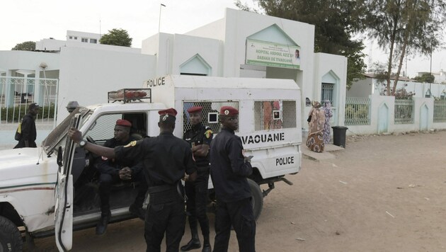 Polizeikräfte vor dem Spital, in dem bei einem Brand elf Neugeborene gestorben sind. (Bild: AFP/Seyllou)