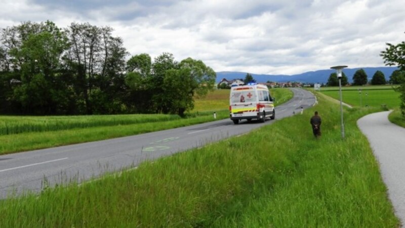 Am Heimweg von Freunden wurde der 16-Jährige hier von einem Pkw erfasst. Er erlag seinen schweren Verletzungen noch am Unglücksort. (Bild: Christian Jauschowetz)