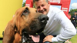 „Knödel“ - im Bild mit dem aufgespürten Stadtchef Christian Scheider - ist Europas erfolgreichster Spürhund. (Bild: Rojsek-Wiedergut Uta)