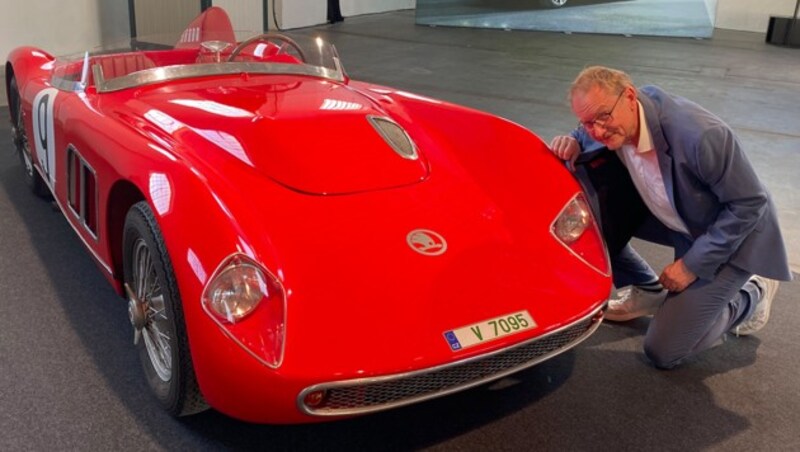 Knuddelig, aber seinerzeit ein erfolgreicher Rennwagen: der Skoda 1100 OHC, den „Krone“-Motorredakteur Stephan Schätzl mit seinem Sakko poliert (Bild: Stephan Schätzl)