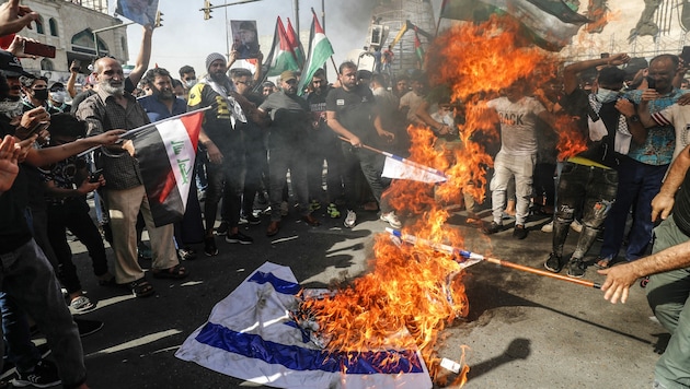 Iraker zünden israelische Flaggen während eines Solidaritätsmarsches mit den Palästinensern in der Hauptstadt Bagdad am 15. Mai 2021, dem 73. Jahrestag der Nakba, der „Katastrophe“ der Gründung Israels im Jahr 1948, an. (Bild: AFP)